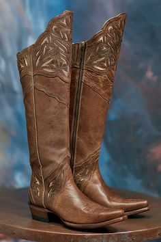 Our Ariat Chaparral Boots feature a classic western style in perfectly distressed leather. A pretty scalloped leather makes this style perfect for autumn ensembles! The padded insole gives them the feel of wearing your favorite tennis shoes! Cowgirls Boots, Boy Boots, Cowgirl Style Outfits, Girl Boots, Western Style Boots, Wedding Boots, Rodeo Outfits, Estilo Country, Custom Boots