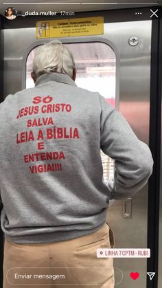 an older man wearing a sweatshirt that says jesus cristoo, salva la biblia e entenda virgina