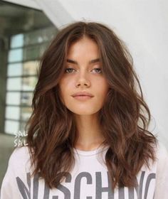 Short medium length brunette brown layered face framing hair curtain side bangs fringe inspo inspiration Medium Length Wavy Hair, Brunette Ombre, Womens Haircuts Medium, Wavy Hairstyles Medium, Shoulder Length Hair Cuts, Mid Length Hair, Long Wavy Hair, Medium Hair Cuts, Summer Hair