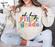 Oh Hey First Grade T-Shirt, 1st Grade Teacher Sweatshirt For Future Teacher, Grade Level Hoodie For Elementary Student, Education Gift, T022 🌸 Welcome to Pinky Tee Store! We strive to provide you with the best shopping experience possible. Thank you for choosing us!" 👉 Ordering Process: 📸 Thoroughly examine all the available photos. 📏 Select your item's size. 🎨 Choose your preferred color. 🔢 Specify the desired quantity. 🛒 Add the selected item to your cart. 💳 Proceed to checkout to fina Apple Png, School Sweatshirts, Santa Sweatshirt, Nurse Sweatshirt, 100 Days Of School, Look Plus, School Teacher, First Day Of School, Teacher Shirts