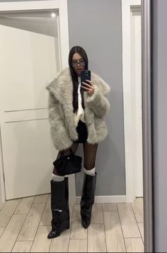 Winter Dinner Outfit, Outfit With Boots, Simple Winter Outfits, Icon Fashion, Ny Outfits, Clubbing Outfits, Classic Style Outfits, Winter Fashion Outfits Casual, Paris Outfits