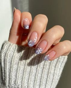 Snowflake Nails Red Green Nails, Christmas Manicure Ideas, Christmas Nail Inspo, Star Nail Designs, Christmas Nail Art Ideas, Glitter Snowflakes, New Years Nail Designs, New Years Eve Nails, Golden Nails