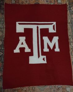 the texas a's logo is knitted on a red blanket