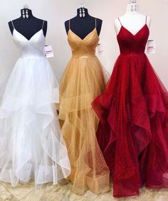 imagen descubierto por Anna Clara Santos Fraccaro. Descubre (¡y guarda!) tus propias imágenes y videos en We Heart It Champagne And Blue Wedding, Blue Wedding Gowns, Train Dresses, Gown Prom, Beauty Dress, Grad Dresses, Ball Gowns Prom