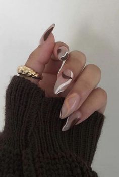 Minimalist Nails Brown, Nail Art Neutral, Gold Rings Minimalist, Swirl Nails, Rings Minimalist, Nails Brown, Minimalist Jewellery, Minimal Nails