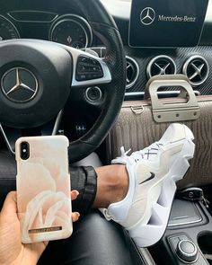 Huaraches Outfit, Summer Outfits Minimalist, Street Style Fall Outfits, Diy Clothes And Shoes, Work Sneakers, Style Inspiration Casual, Tenis Nike, Nike Workout, Summer Fashion Dresses