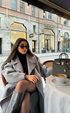 Classy Girl Outfit, Iranian Outfit, Sleeveless Sweater Outfit, Outfit Milano, Boujee Fashion, London November, Outfit Coat, Current Aesthetic, November Outfits