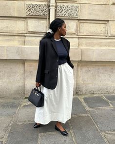 10 Stylish Ways to Wear White Maxi Skirts | Who What Wear White Maxi Skirt Outfit, White Eyelet Skirt, Outfit Elegantes, Poplin Skirt, Simple Fall Outfits, White Denim Skirt, White Maxi Skirts