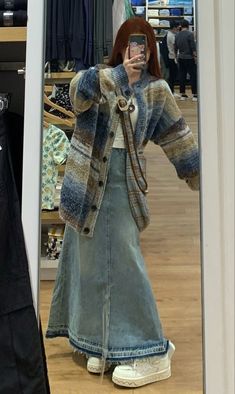 Long Denim Skirt Winter Outfit, Kinderwhore 90s Grunge Style, Long Denim Skirt Outfit Winter, Long Denim Skirt Outfits, Skirt Outfits For Women, Winter Shirt Outfit, Y2k Jean Skirt, Fashion Dresses For Women, Maxi Denim Skirt