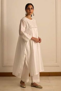 White kurta with chikankari thread embroidered yoke in floral pattern. - Aza Fashions Radhika Madan, Rhea Kapoor, Mira Rajput, Genelia D'souza, Vidya Balan, Sanya Malhotra, Jayanti Reddy, Parineeti Chopra, White Kurta