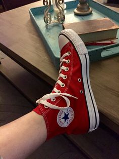 Colorful Fashion Photography, High Top Converse Outfits, Cherry Girl, Converse Style