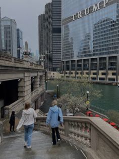 Chicago things to do. River walk Pictures To Take In Chicago, Travel Aesthetic Chicago, Walking In Nyc Aesthetic, Riverwalk Chicago, Chicago Girls, Chicago Things To Do, Chicago River