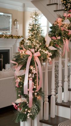 Discover chic and modern pink Christmas decor ideas. Perfect for adding a sophisticated holiday vibe to any space. Modern Pink Christmas, Pink Christmas Table, Pink Christmas Decor, Stylish Tips, Bow Party, Christmas Dreaming, Pink Xmas