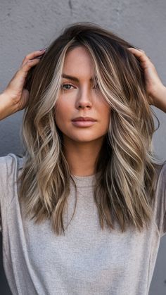 Blonde Hairline Dark Hair, Highlights On Dark Blonde Hair, Blonde And Brown Hair Color Highlights, Soft Caramel Highlights, Brunette With Blonde, Blonde Balayage Hair, Balayage Hair Color Ideas, Fall Blonde Hair, Balayage Hair Color