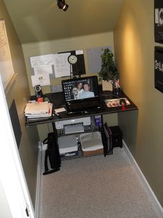 Closet under stairs converted to office space :) Great idea if you have the height in the closet Kitchen Under Stairs, Space Under Stairs, Closet Under Stairs, Home Office Closet, Tiny House Stairs, Cool Office Space