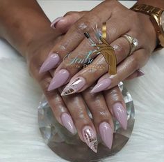 Stiletto Nails Designs Classy, Short Pointy Nails, Short Stiletto Nail Art, Almond Stiletto Nails, Kutek Disney, Unghie Sfumate, Pointy Nails, Glamour Nails