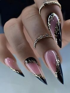 21 Edgy Almond Nail Designs - Bold Art & Fashion-Inspired Ideas Unghie Sfumate, New Years Eve Nails, Gold Nail, Stiletto Nails Designs, Her Nails, Fake Nails With Glue, New Year's Nails, Fancy Nails, Chic Nails