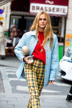 Colorful Jacket, Mode Hippie, New York Street Style, La Fashion Week, Jacket Outfit, Street Style Chic, Street Style Inspiration, La Fashion, Cool Street Fashion