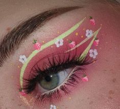 Spring Eye Makeup Looks, Strawberry Eye Makeup, Floral Makeup Looks, Floral Eye Makeup, Colorful Graphic Liner, Strawberry Makeup Look, Graphic Liner Ideas, Flower Eyeliner, Graphic Eye Makeup