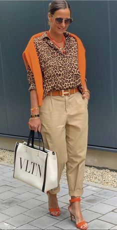 Mode Over 50, Stylish Outfits For Women Over 50, Over 60 Fashion, Chique Outfits, Casual Chic Outfit, Casual Work Outfits, Hiking Outfit, Fashion Over 50, Print Shirt