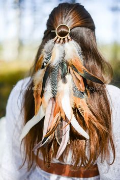 Feathers In Hair Updo, Feather Headpiece Diy, Diy Feather Headband, Feathers In Hair, Feather Project, Boho Feather Headband, Feathers Diy, Feather Hair Accessories, Feather Hair Comb