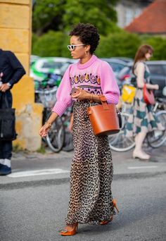 Leopard Skirt Outfit, Copenhagen Fashion Week Street Style, Copenhagen Street Style, Mode Hippie, Outfit Plan, Leopard Skirt, Copenhagen Style, Copenhagen Fashion Week