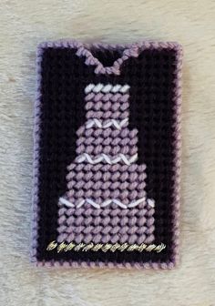 a crocheted cell phone case with a tie on it