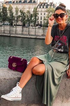 Converse jupe midi boutonnée Converse And A Dress, Womens Outfits With Converse, Skirts And Converse Outfit, Rock Chic Outfits Summer, Faldas Midi Outfits, Outfits Con Tenis Converse, Dress With Converse Outfit, Dress Converse Outfit, Trendy Converse Outfits