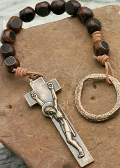 Praying The Rosary Catholic, Crucifix Art, Leather Bracelet Tutorial, Rosary Beads Catholic, Wire Jewelry Rings, Prayer Bracelet, Holy Rosary