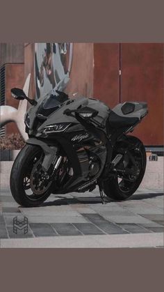 a black motorcycle parked in front of a building