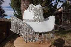 Sombrero de vaquera con broche y pedrería. Boda occidental. Concierto Country. Traje espacial. Trajes de damas de honor. Despedida de soltera. - Etsy Elegant Rhinestone Hats For Country Events, Elegant Silver Hat With Bling, Elegant Silver Hats With Bling, Western Wedding Hat With Rhinestones, Cowgirl Hats Western, Cowgirl Hats, Country Living, Workout Wear, Beading