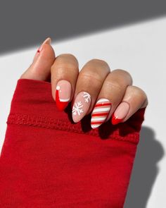 Indulge in luxurious nail designs that add sophistication to your style. Christmas Press On Nails, Holiday Nails Christmas, Red And White Christmas, Cute Christmas Nails, Festival Nails, Popular Nails, Xmas Nails, Christmas Nail Designs, Christmas Nail