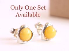 Tidy White Heart Shape Amber Earrings Only One Set Available Classic and delightful silver stud earrings.   These studs are a nice bright pick-me-up pair of gemstone earrings.   Amber Earring size approx: 9mm X 8mm Dainty Weight: 2g Color: White Amber  Round Shape Amber Earrings to delight!  Light Amber color amber gems set on a Sterling Silver Stud back earpiece.  Quality Sterling Silver Baltic amber jewelry.    >WHY BUY FROM US< *             Posted without delay *             We are experienc Yellow Heart-shaped Earrings For Gift, Yellow Heart Earrings For Gift, Yellow Heart-shaped Sterling Silver Jewelry, Baltic Amber Jewelry, Amber Gemstone, Healing Necklace, Dainty Studs, Amber Earrings, Amber Ring