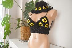 One size fits all (You can tie it accordint to your size) Made with yellow daisy shape. This bikini top with jean short will be a great look for summer days or also your can combine it over your shirts Boho accessories will make your style look more boho and chic. If you looking for the perfect hat gift idea~ here is it^^ Bucket Hat Summer, Black Corset Top, Black Halter Top, Yellow Daisy, Hat Summer, Jean Short, Backless Top, Boho Accessories, Chunky Knit Cardigan