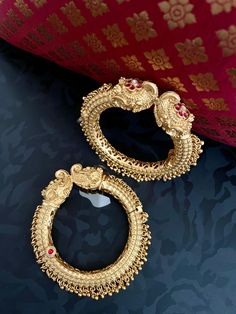 Finish your look with this beautiful peacock motif openable ghunghroo (tiny gold beads) bangles with any traditional attire for any occasion. These fully carved bangles are studded with cz stones. Rajwadi Kangan, Gold Patla, Pacheli Bangles, Peacock Bracelet Bangles.  WHAT GOES IN  👉🏻Gold Plated on High quality Brass matte gold finish. 👉🏻Size Available: 2.6 & 2.8 👉🏻Size: 2.4 openable fits bangle size 2.6 and size 2.6 openable fits 2.8 bangle size. ✅Check our collection here https://www.etsy.com/shop/KKsCulture 💕Send us an email if you need help! We will be very happy to assist with any questions you may have. Kangan Gold, Peacock Bracelet, Beads Bangles, Peacock Motif, Gold Bangles Indian, Beautiful Peacock, Bangles Indian, Bead Bangles, Traditional Attire