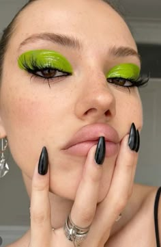 Makeup Verde, Glossy Eyeshadow, Alien Makeup, Glossy Lids, Concert Makeup, Glossy Eyes, Eyeshadow Products, Graphic Makeup, Rave Makeup