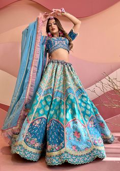 Mehandi Lehanga Designs, Bridal Lehenga Jewellery, Pre Wedding Dresses, Unique Lehenga Designs, Chaniya Choli For Wedding, Jacquard Lehenga, Beautiful Gown Designs, Heavy Lehenga, The Most Beautiful Woman