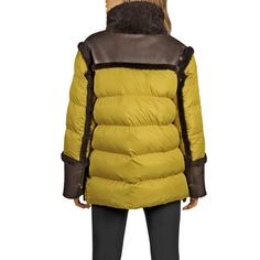 Cappotto in shearling due in uno caratterizzato da dettagli in morbida e lussuosa piuma in nylon, bicolore: pelle testa di moro e nylon curry

Estremamente leggero 

100% pelle di agnello + 100% nylon

Piumino imbottito con collo in vera pelliccia

Bordi in pelliccia

Chiusura frontale con zip

Maniche lunghe

Tasche laterali a bustina, in pelliccia

Vestibilità morbida

Prodotto artigianale, made in Vigevano (Italia)

Giacca Henry Beguelin

AD5109 Luxury Fluffy Brown Outerwear, Luxury Brown Fluffy Outerwear, Vintage Brown Shearling Outerwear, Luxury Brown Shearling Fur Coat, Luxury Brown Faux Fur Outerwear, Shearling Coat, Dark Brown Leather, Fur Trim, Dark Brown