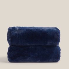 the blue blanket is folded on top of each other