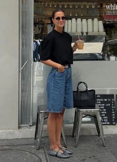 #fashion #look #fashionista #fashionstylist #looks  #moda #estilo #tendencia #tendenciasdemoda #style Style Bermuda Shorts Women, How To Style Long Shorts Women, Outfits 30s For Women, Jeans Bermuda Outfit, Look Shorts Jeans, Outfit Inspo Jorts, Outfits With Jeans Shorts, Italian Inspired Outfits, Outfits Con Bermudas