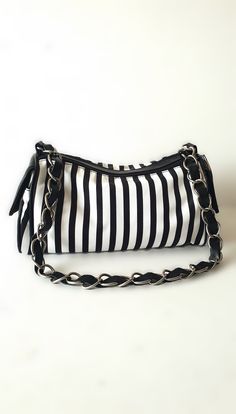 * Vintage women baguette bag * Shoulder and handbag.  * Black  / White color stripes * Lether and canvas *Chain belt Measurement: Height: 6 inch / 15 cm Length: 11,5  inch / 29 cm  Width: 4 inch  / 10 cm Handbag handles: 25 inch / 64 cm  You can also check other items from my shop: https://www.etsy.com/shop/FadoVintageShop Thank you for visiting my shop ! Black Canvas Evening Bag, Chic Rectangular Shoulder Bag With Striped Lining, Chic Striped Shoulder Bag For Daily Use, Chic Striped Shoulder Bag For Everyday, Vintage Baguette Bag, Belt Bag Women, Handbag Handles, Baguette Bag, Shoulder Chain