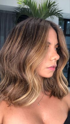 Mom Club Outfit, Short Hair Contouring, Hair Contouring Short Hair, Caramel Balayage On Short Hair, Balayage Contouring, Curled Short Hair, Hair Contouring, Brunette Hair With Highlights, Short Brown Hair