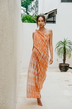 This hand-dyed Sarong beach wear has a beautiful and simplistic design perfect for lounging around in the beach. A travel essential with endless functions and looks, which you can wear as a cover-up, scarves or toss on the sand for a lightweight beach blanket. We created garments that are meant to last season after season. With our small batch approach, every piece is created by need which allows our talented artisans to take their time to focus on every detail. Every tailor-quality garment is s Sarong Outfit, Beach Party Outfits, Beach Sarong, In The Beach, Resort Outfit, Beach Attire, Simplistic Design, Swimwear Cover Ups, Beach Blanket