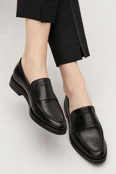 How To Have Style, Loafer Style, Black Loafers, Minimal Chic, Black Leather Bags, Classic Shoes, Pretty Shoes, Shoe Obsession