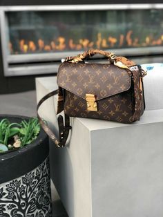 Lv Metis Pochette, Metis Louis Vuitton, Mochila Louis Vuitton, Lv Metis, Louis Vuitton Wallpaper, Louis Vuitton Taschen, Lv Crossbody Bag, Louis Vuitton Nails, Louis Vuitton Metis