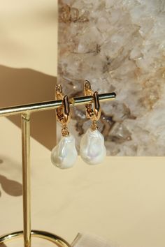 It is a great pleasure to introduce the Muse earrings to you. Baroque in style, they are easy to wear and comfortable. The vegan pearls are made of glass and thick coated in a solution to give the shimmering, iridescent effect of pearls. FOR THE NECKLACE ➜ https://creationmegane.etsy.com/listing/1324488729 FOR A GIFT BOX 🎁➜ https://creationmegane.etsy.com/listing/898486945 ---------------------------- D E S C R I P T I O N ∙ Hoop Size : 15mm ∙ Pearl size : about 15x10mm (shape may vary a little Teardrop Pearl Charm Earrings In 14k Gold, Single 14k Gold Filled Drop Pearl Earring, Single Dangle Pearl Earring In 14k Gold Filled, 14k Gold-filled Dangle Earrings With Pearl Charm, 14k Gold Filled Dangle Earrings With Pearl Charm, Pearl Huggie Earrings For Gift, Single Huggie Pearl Earring In 14k Gold Filled, Single 14k Gold-filled Huggie Pearl Earring, Elegant Teardrop Huggie Earrings In 14k Gold