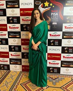 Satin Dressing Gown, Satin Saree, Saree Models, Indian Sari, Indian Attire, Long Hair Girl, On The Red Carpet, Bollywood Saree