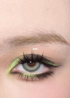 Eyeshadow looks collection Aesthetic Green Makeup Looks, Cool Eye Shadow Looks, Cottagecore Eyeshadow, Green Eye Looks Eyeshadows, Aesthetic Eyeshadow Looks, Simple Green Makeup Looks, Green Makeup Aesthetic, Green Eye Makeup Looks, Green Makeup Looks