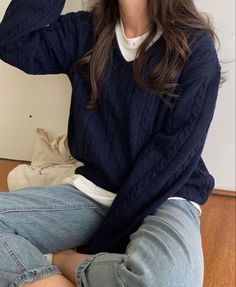 It girl fashion Pippa Fitz Amobi Outfits, Pippa Fitz Amobi, Blue Sweater Outfit, Holly Jackson, Elegantes Outfit Damen, Dark Blue Sweater, Navy Outfit, Uni Outfits, Fit Ideas