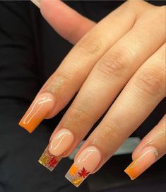 Early Fall Nails Square, Short Acrylic Autumn Nails, Simple Fall Nails Glitter, Fall Acrylic Short Nails, October Bday Nails, Aesthetic Fall Nail Designs, Short Square Acrylic Nails Autumn, Short Acrylic Fall Nail Designs, Nails Design Thanksgiving